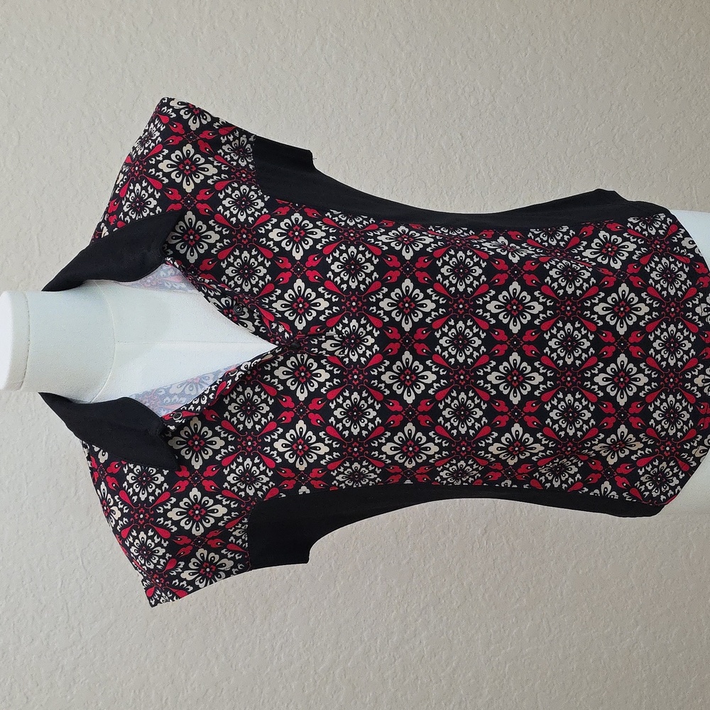 LIKE NEW - Bette & Court Women's Black, Red & Tan Flower Patterned Top Size XS